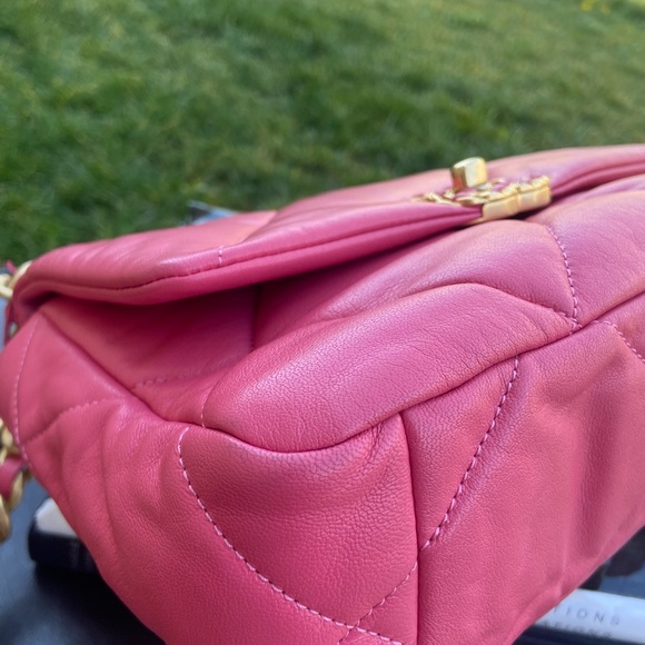 Chanel 19 - Picture 7 of 16